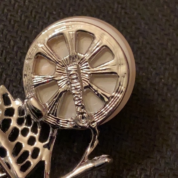 Sarah Coventry Women’s Vintage Statement Pearl and Silver Leaf Brooch Pendant - Picture 5 of 5